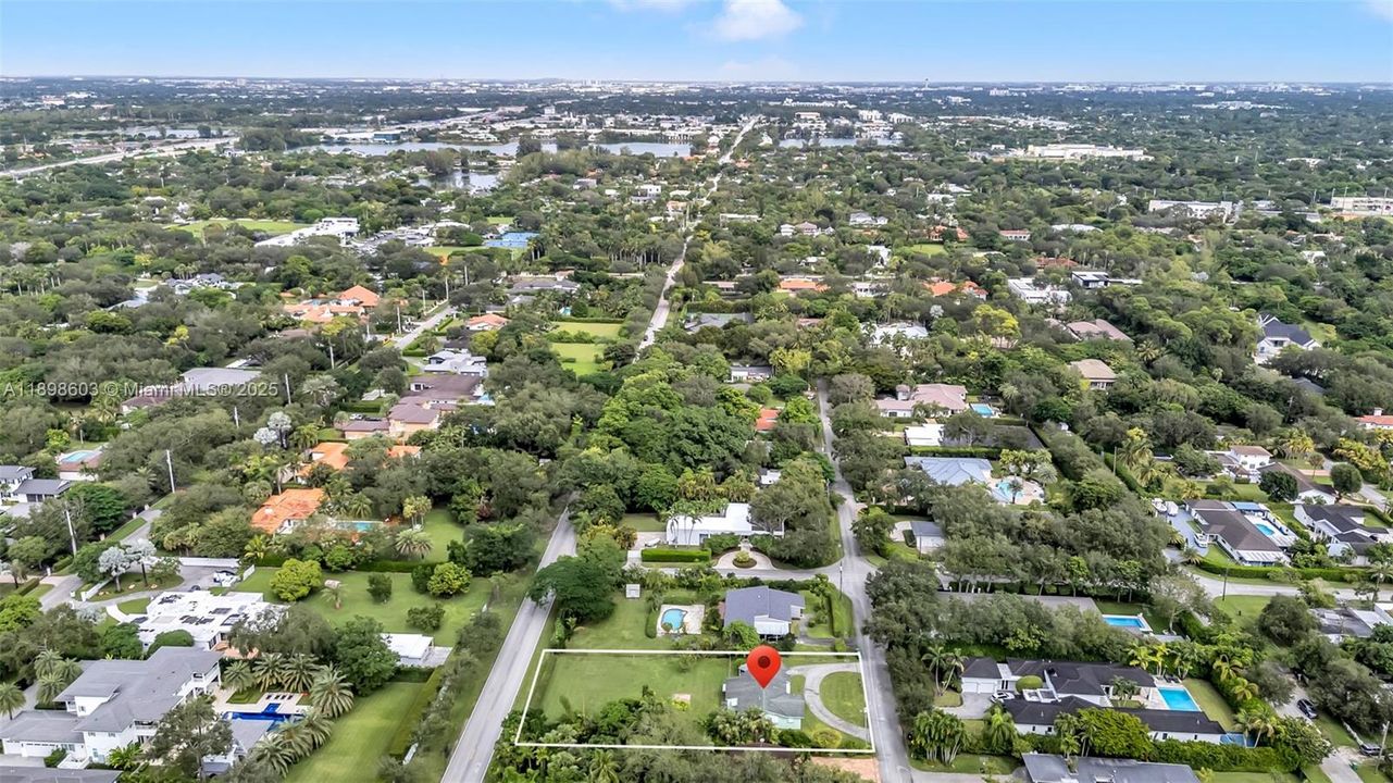 合同活跃: $1,350,000 (3 贝兹, 2 浴室, 1627 平方英尺)