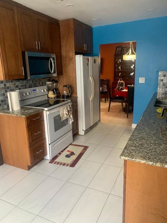 For Sale: $319,900 (2 beds, 2 baths, 1442 Square Feet)