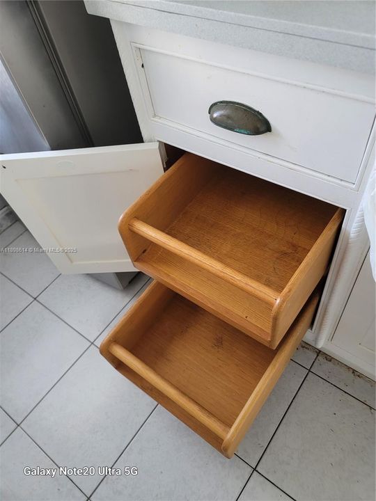 CUSTOM SHELVES  IN BOTTOM CABINETS
