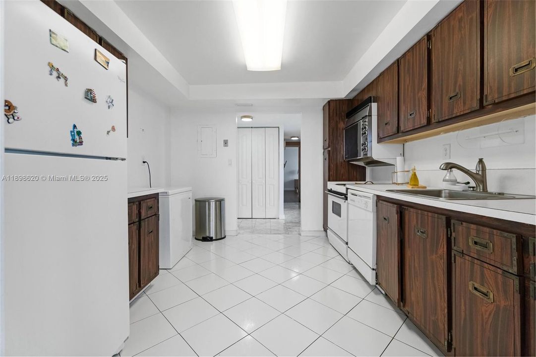 For Sale: $435,000 (2 beds, 2 baths, 1430 Square Feet)