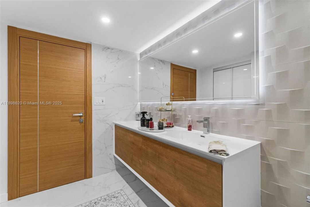 For Sale: $435,000 (2 beds, 2 baths, 1430 Square Feet)