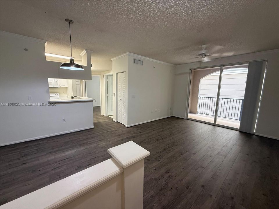 For Rent: $2,000 (1 beds, 1 baths, 673 Square Feet)