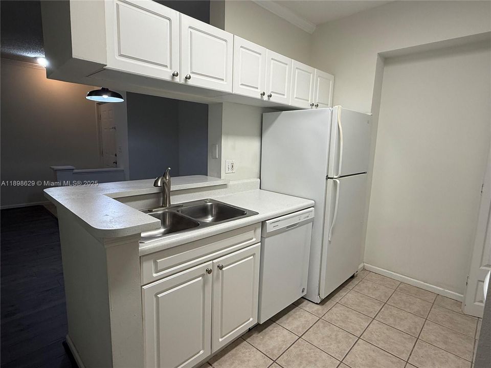 For Rent: $2,000 (1 beds, 1 baths, 673 Square Feet)
