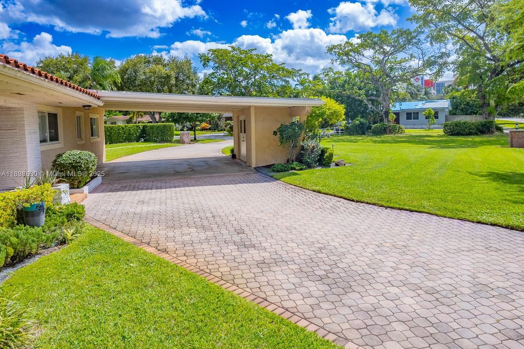 Active With Contract: $800,000 (4 beds, 3 baths, 2556 Square Feet)