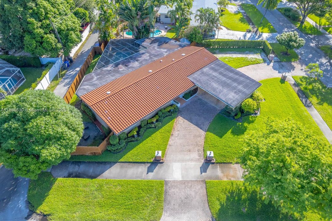 Active With Contract: $800,000 (4 beds, 3 baths, 2556 Square Feet)