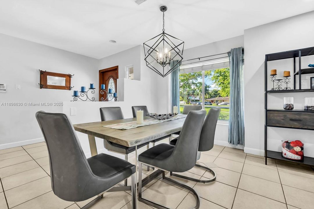 Active With Contract: $800,000 (4 beds, 3 baths, 2556 Square Feet)