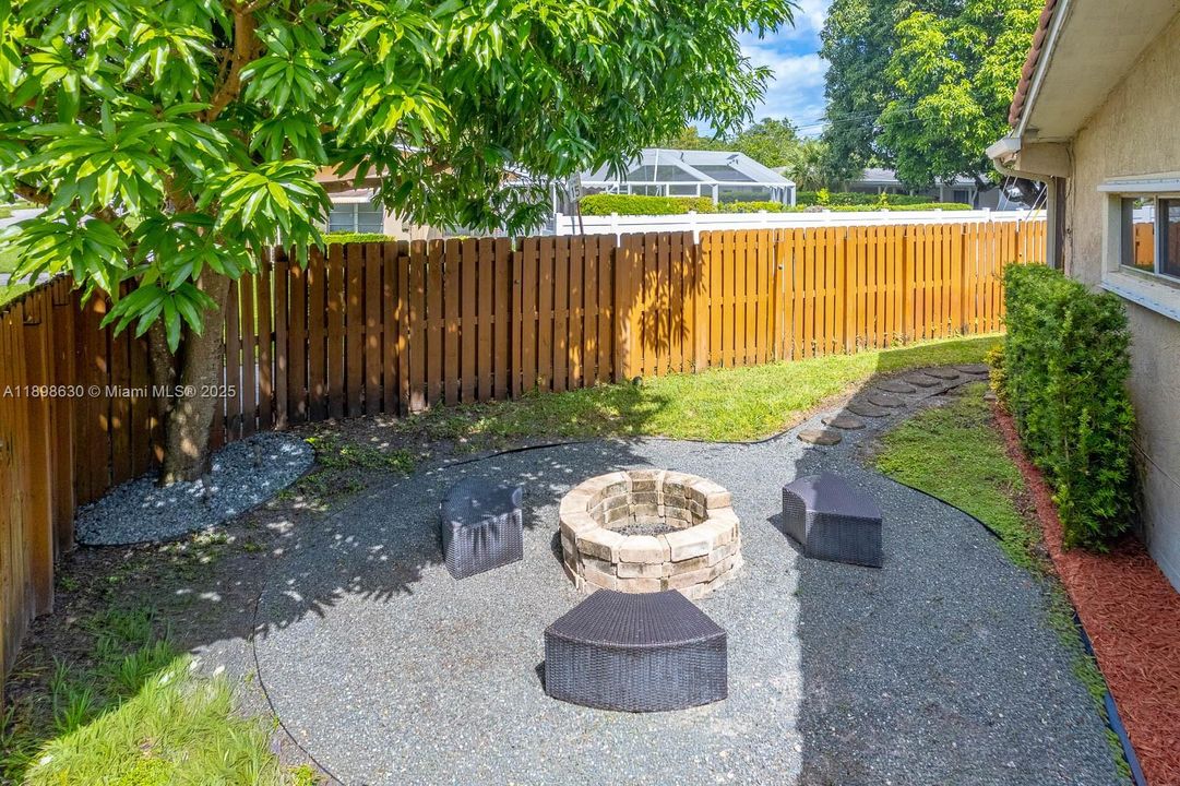 Active With Contract: $800,000 (4 beds, 3 baths, 2556 Square Feet)