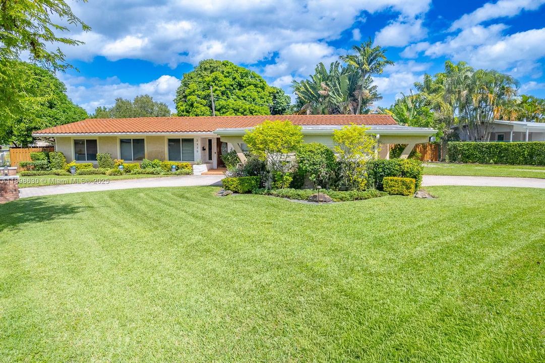 Active With Contract: $800,000 (4 beds, 3 baths, 2556 Square Feet)