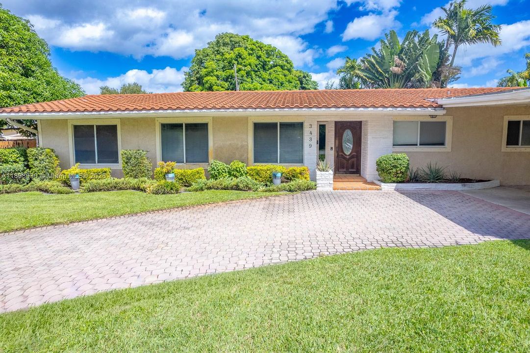 Active With Contract: $800,000 (4 beds, 3 baths, 2556 Square Feet)