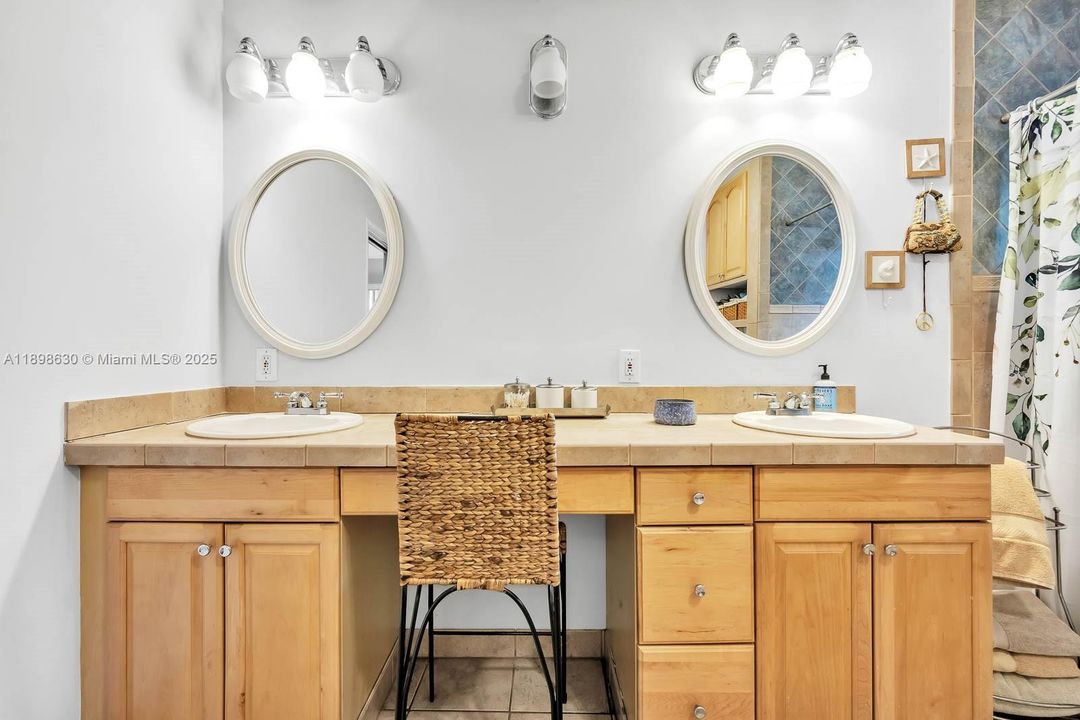 Active With Contract: $800,000 (4 beds, 3 baths, 2556 Square Feet)