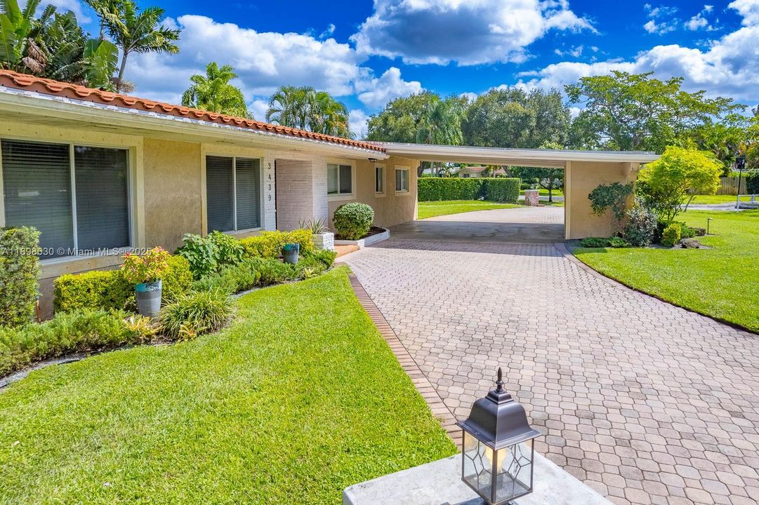 Active With Contract: $800,000 (4 beds, 3 baths, 2556 Square Feet)