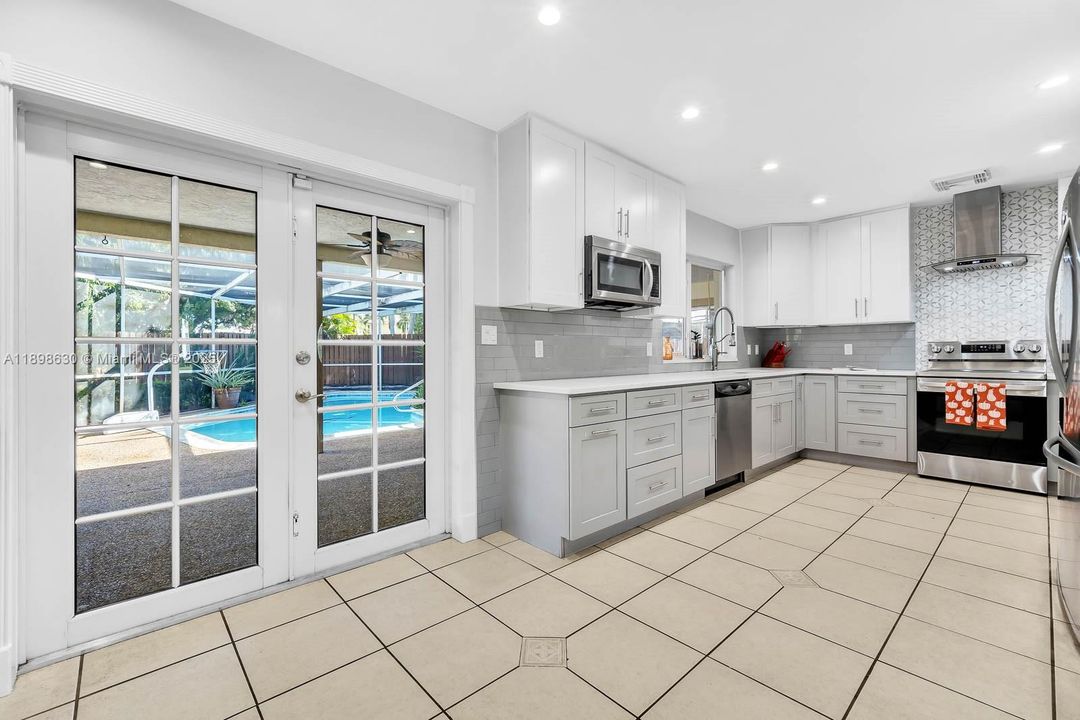 Active With Contract: $800,000 (4 beds, 3 baths, 2556 Square Feet)