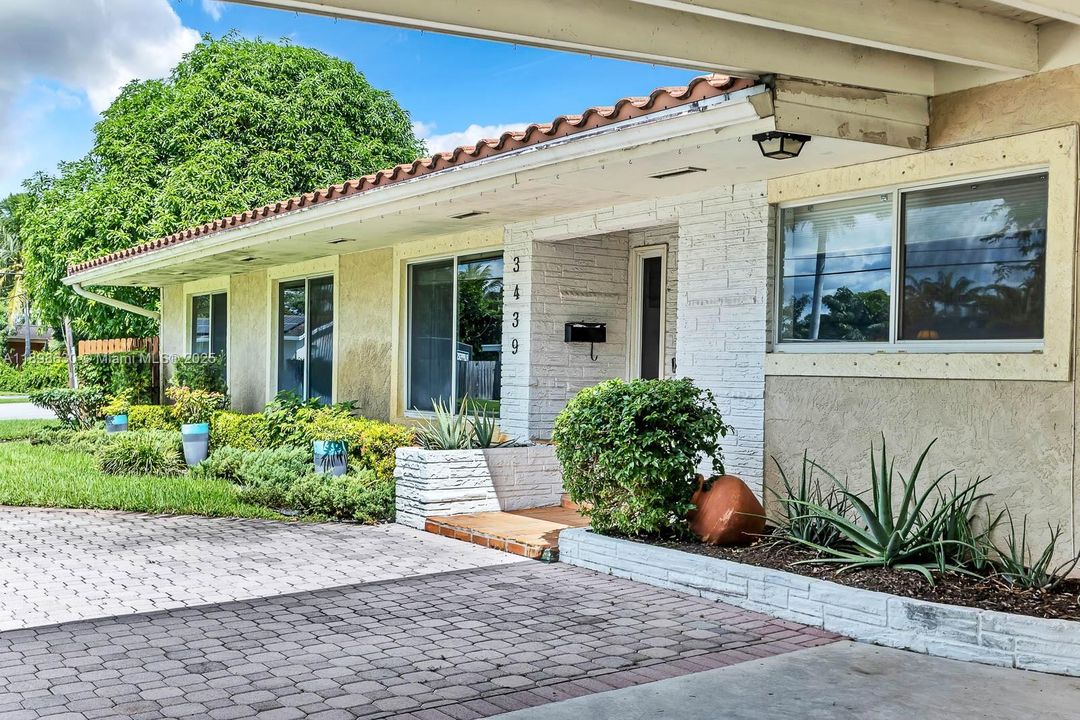 Active With Contract: $800,000 (4 beds, 3 baths, 2556 Square Feet)