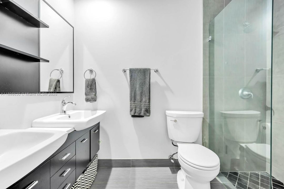 Active With Contract: $800,000 (4 beds, 3 baths, 2556 Square Feet)