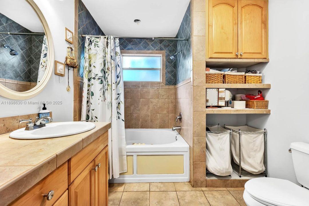 Active With Contract: $800,000 (4 beds, 3 baths, 2556 Square Feet)