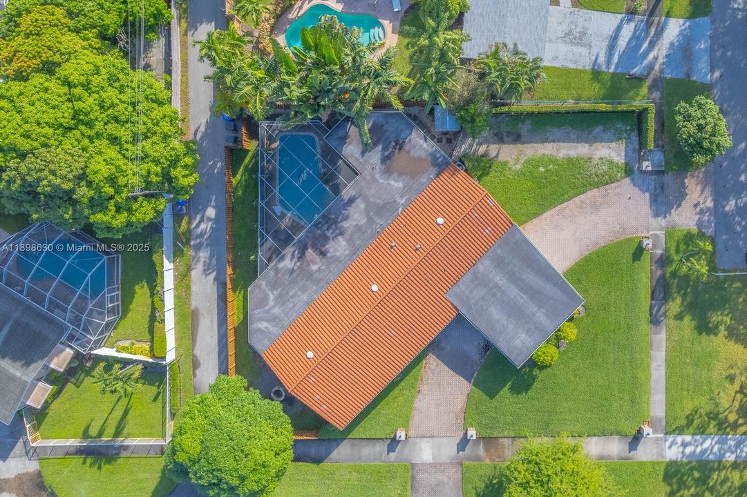 Active With Contract: $800,000 (4 beds, 3 baths, 2556 Square Feet)