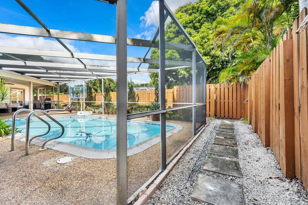 Active With Contract: $800,000 (4 beds, 3 baths, 2556 Square Feet)