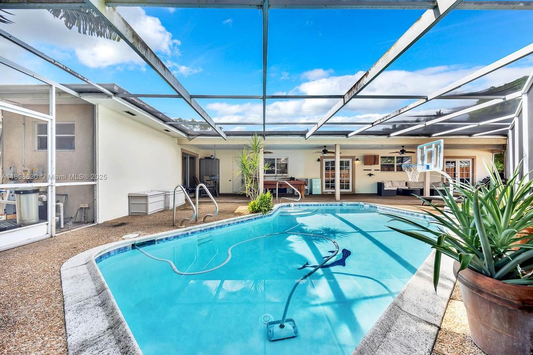 Active With Contract: $800,000 (4 beds, 3 baths, 2556 Square Feet)