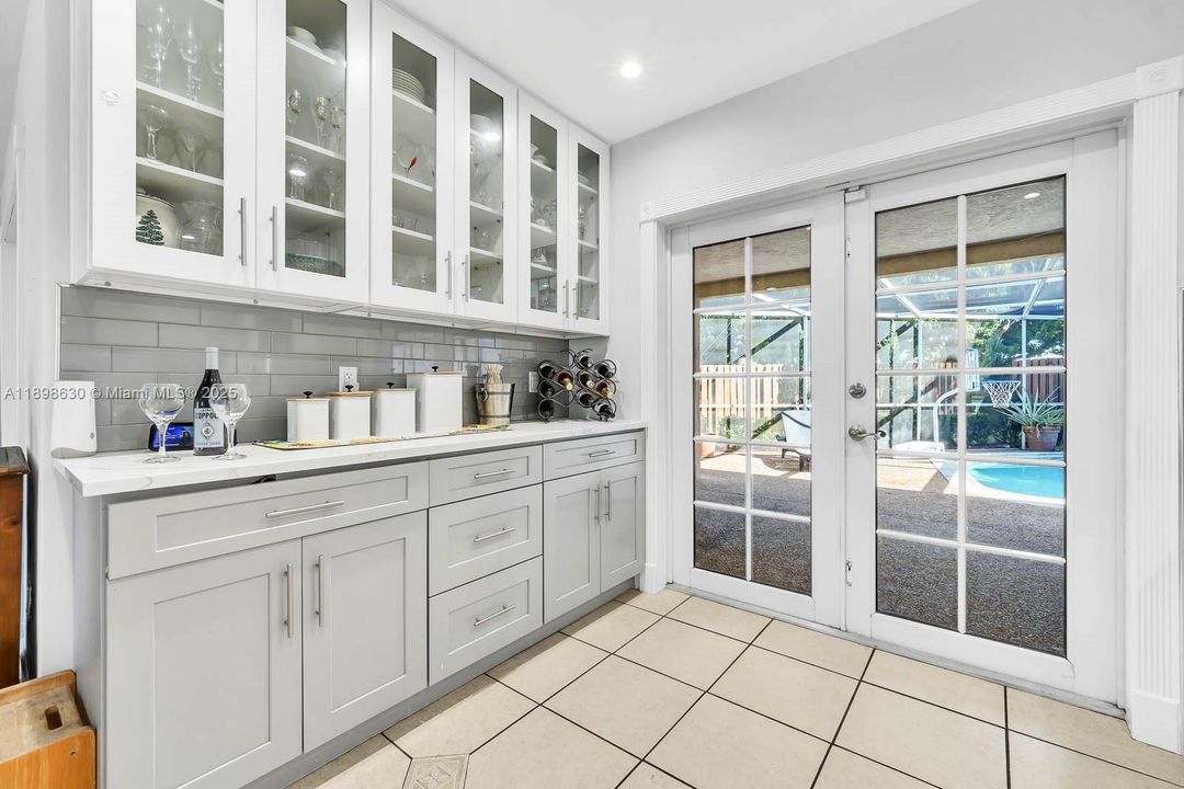 Active With Contract: $800,000 (4 beds, 3 baths, 2556 Square Feet)