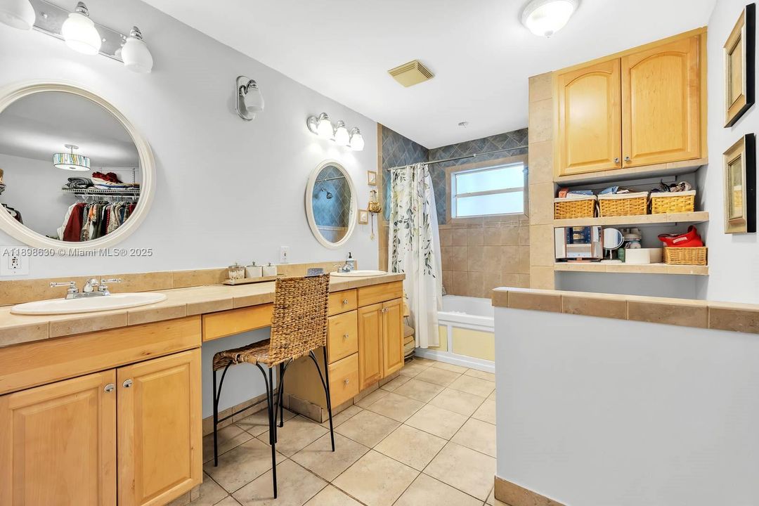 Active With Contract: $800,000 (4 beds, 3 baths, 2556 Square Feet)