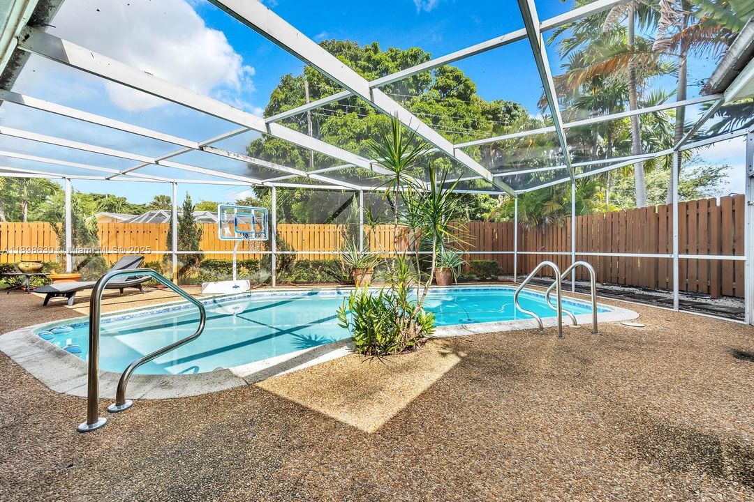 Active With Contract: $800,000 (4 beds, 3 baths, 2556 Square Feet)