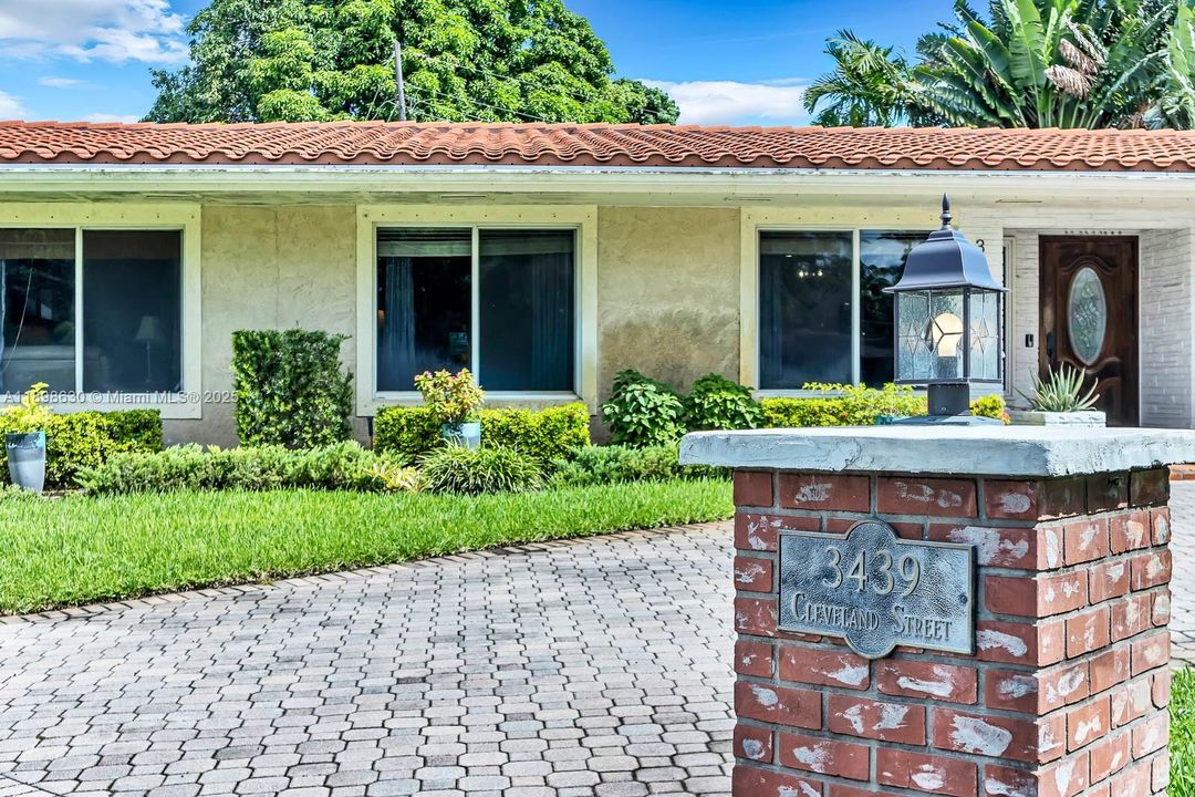 Active With Contract: $800,000 (4 beds, 3 baths, 2556 Square Feet)