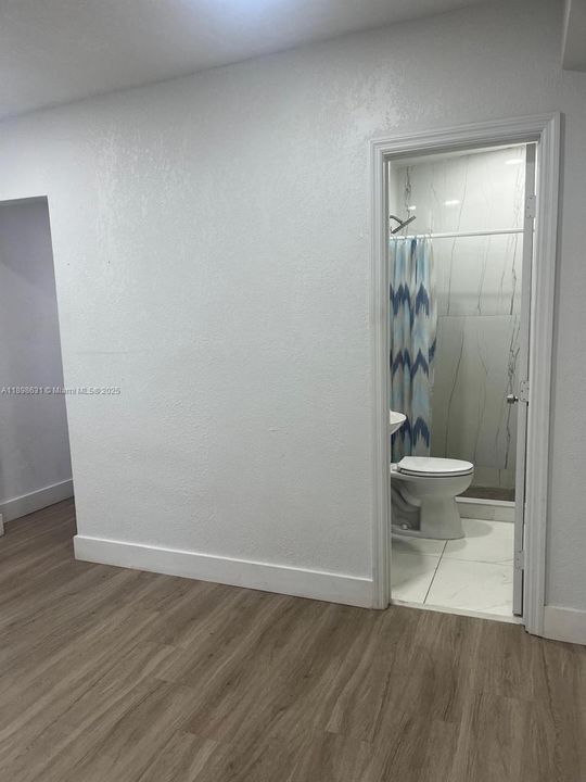 Recently Rented: $1,300 (0 beds, 1 baths, 1571 Square Feet)