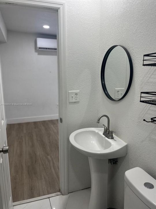 Recently Rented: $1,300 (0 beds, 1 baths, 1571 Square Feet)