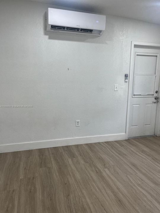 Recently Rented: $1,300 (0 beds, 1 baths, 1571 Square Feet)