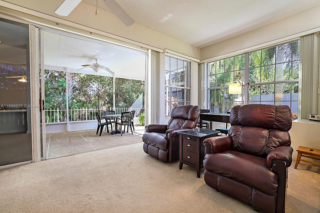 Vendido Recientemente: $449,000 (3 camas, 2 baños, 2017 Pies cuadrados)