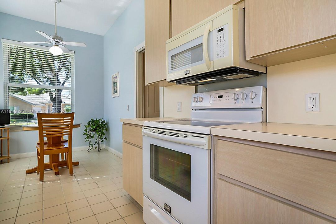 Vendido Recientemente: $449,000 (3 camas, 2 baños, 2017 Pies cuadrados)