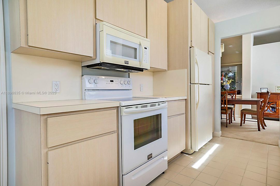 Vendido Recientemente: $449,000 (3 camas, 2 baños, 2017 Pies cuadrados)