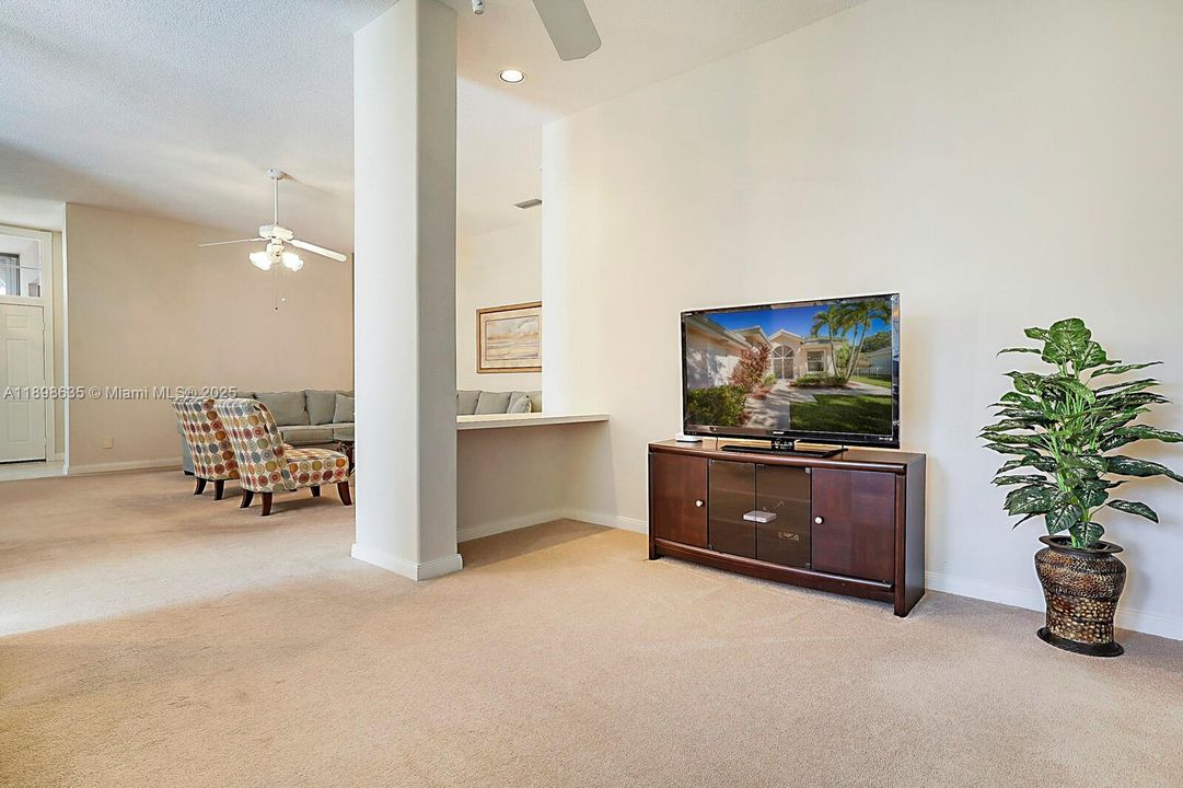 Vendido Recientemente: $449,000 (3 camas, 2 baños, 2017 Pies cuadrados)