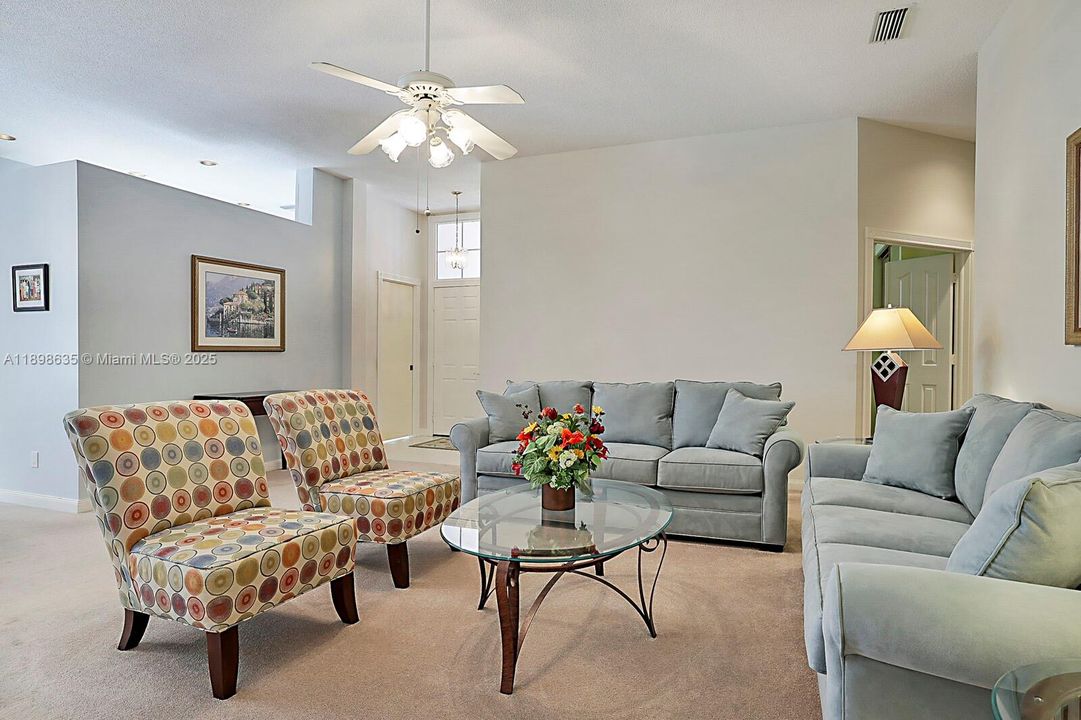 Vendido Recientemente: $449,000 (3 camas, 2 baños, 2017 Pies cuadrados)