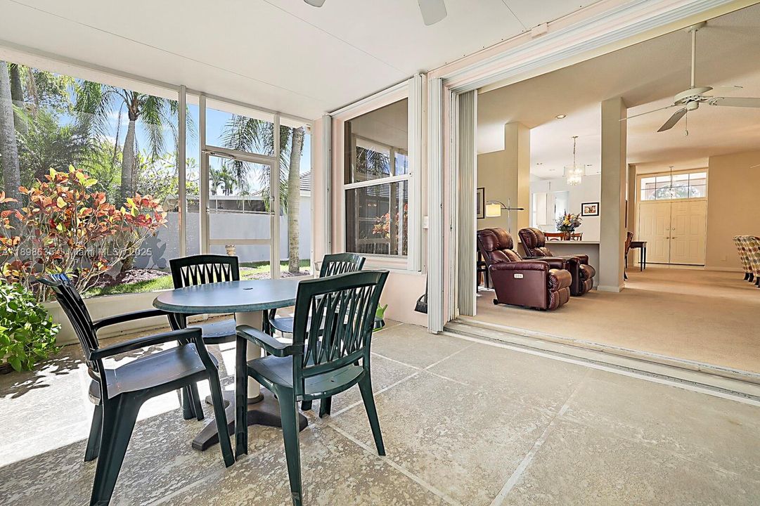 Vendido Recientemente: $449,000 (3 camas, 2 baños, 2017 Pies cuadrados)