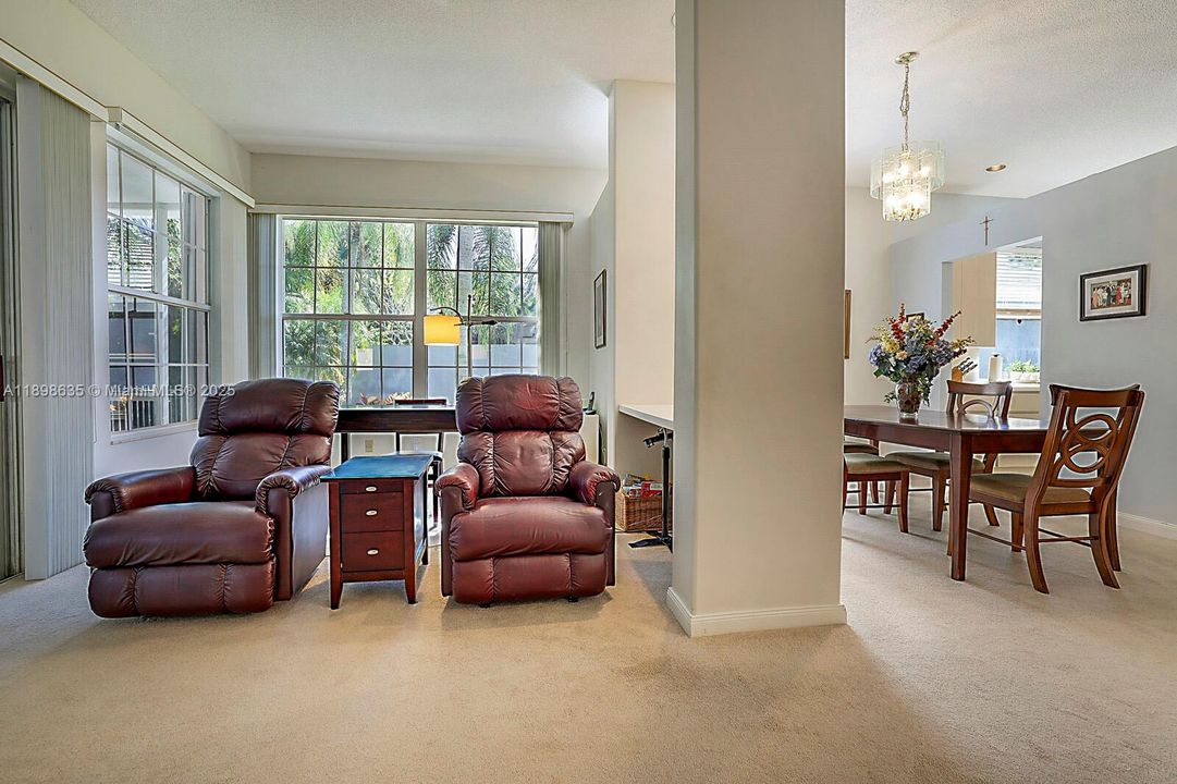 Vendido Recientemente: $449,000 (3 camas, 2 baños, 2017 Pies cuadrados)