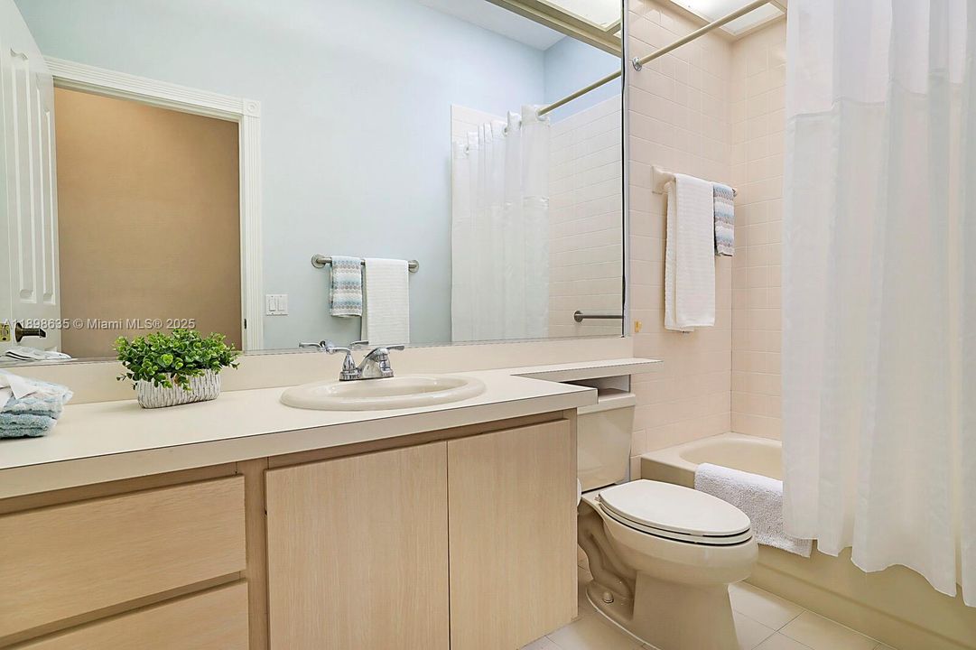 Vendido Recientemente: $449,000 (3 camas, 2 baños, 2017 Pies cuadrados)