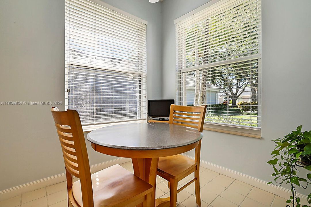 Vendido Recientemente: $449,000 (3 camas, 2 baños, 2017 Pies cuadrados)