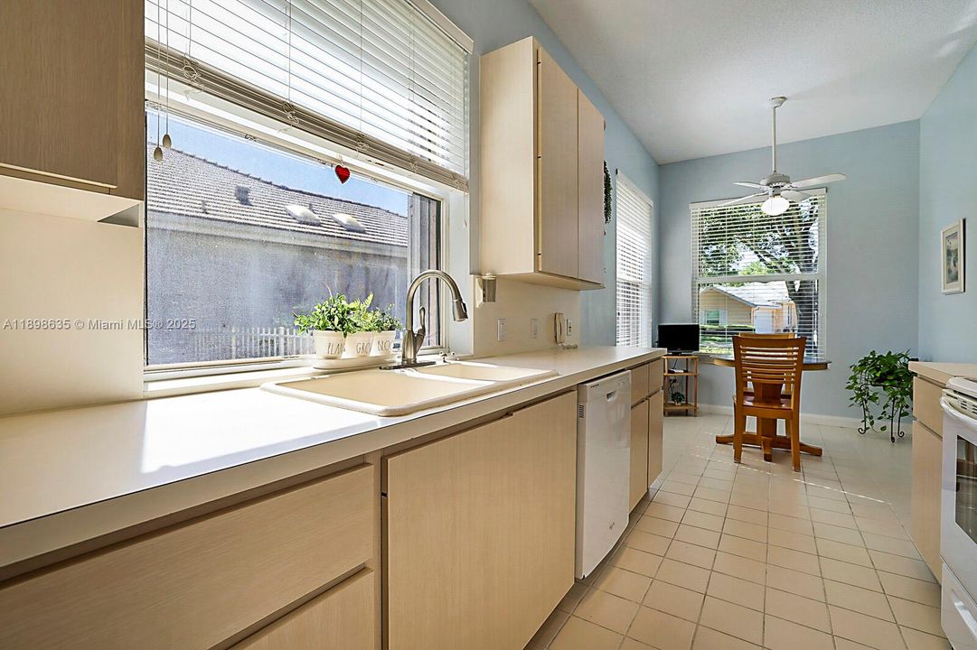 Vendido Recientemente: $449,000 (3 camas, 2 baños, 2017 Pies cuadrados)