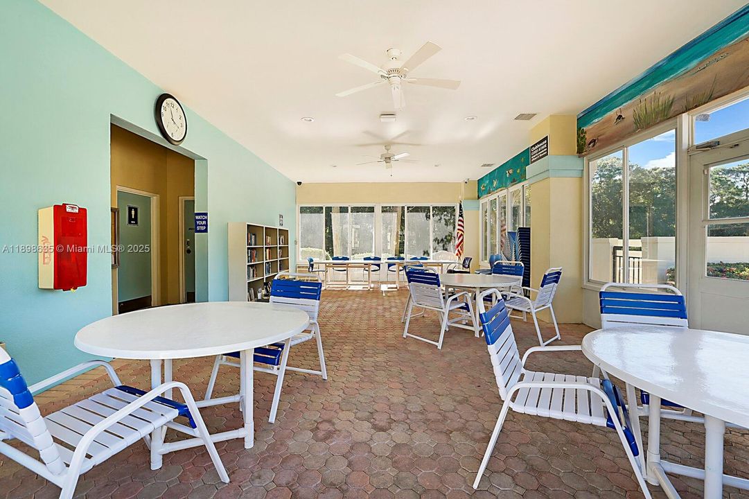 Vendido Recientemente: $449,000 (3 camas, 2 baños, 2017 Pies cuadrados)