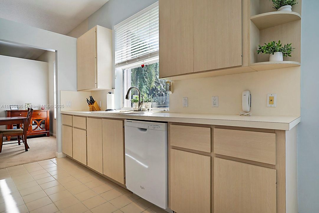 Vendido Recientemente: $449,000 (3 camas, 2 baños, 2017 Pies cuadrados)