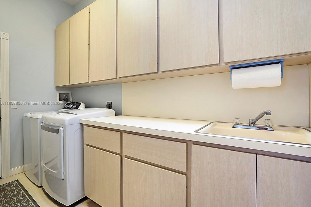 Vendido Recientemente: $449,000 (3 camas, 2 baños, 2017 Pies cuadrados)