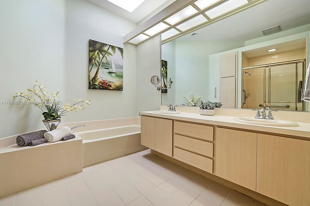 Vendido Recientemente: $449,000 (3 camas, 2 baños, 2017 Pies cuadrados)