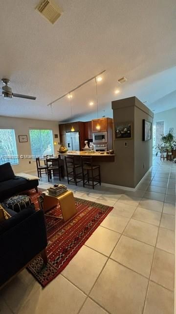 合同活跃: $680,000 (3 贝兹, 2 浴室, 1797 平方英尺)