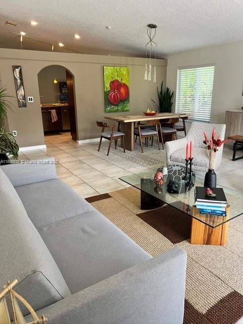 合同活跃: $680,000 (3 贝兹, 2 浴室, 1797 平方英尺)