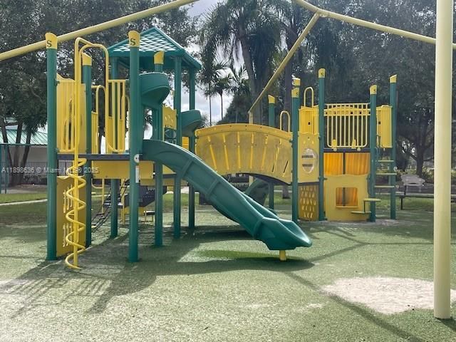 合同活跃: $680,000 (3 贝兹, 2 浴室, 1797 平方英尺)