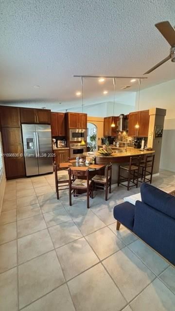 合同活跃: $680,000 (3 贝兹, 2 浴室, 1797 平方英尺)