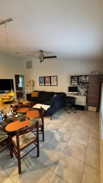 合同活跃: $680,000 (3 贝兹, 2 浴室, 1797 平方英尺)