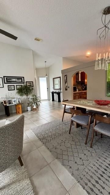 合同活跃: $680,000 (3 贝兹, 2 浴室, 1797 平方英尺)