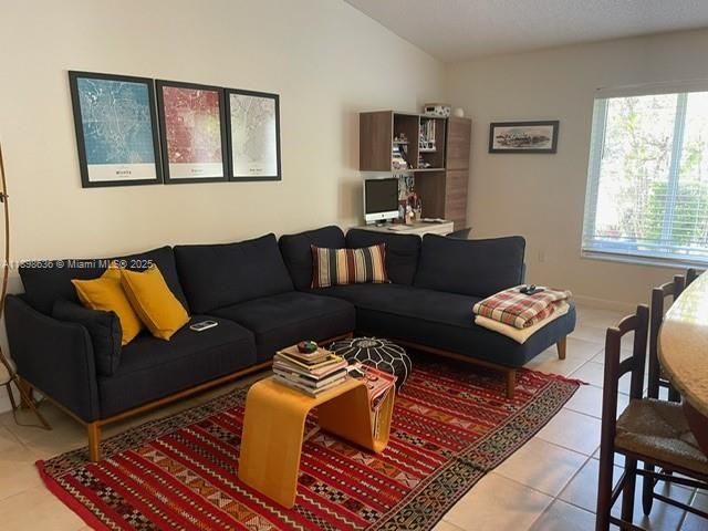 合同活跃: $680,000 (3 贝兹, 2 浴室, 1797 平方英尺)